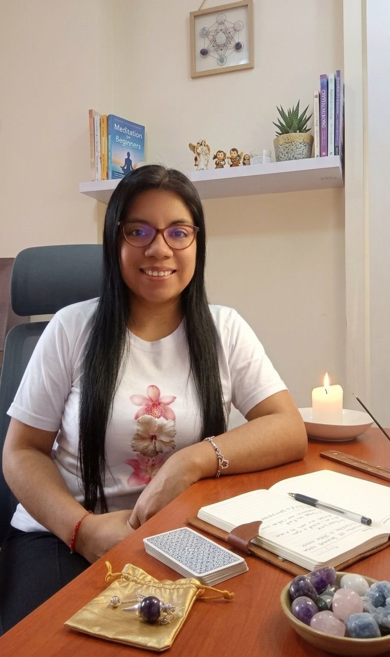 Carla en sesión con un péndulo, guiada por la luz angelical